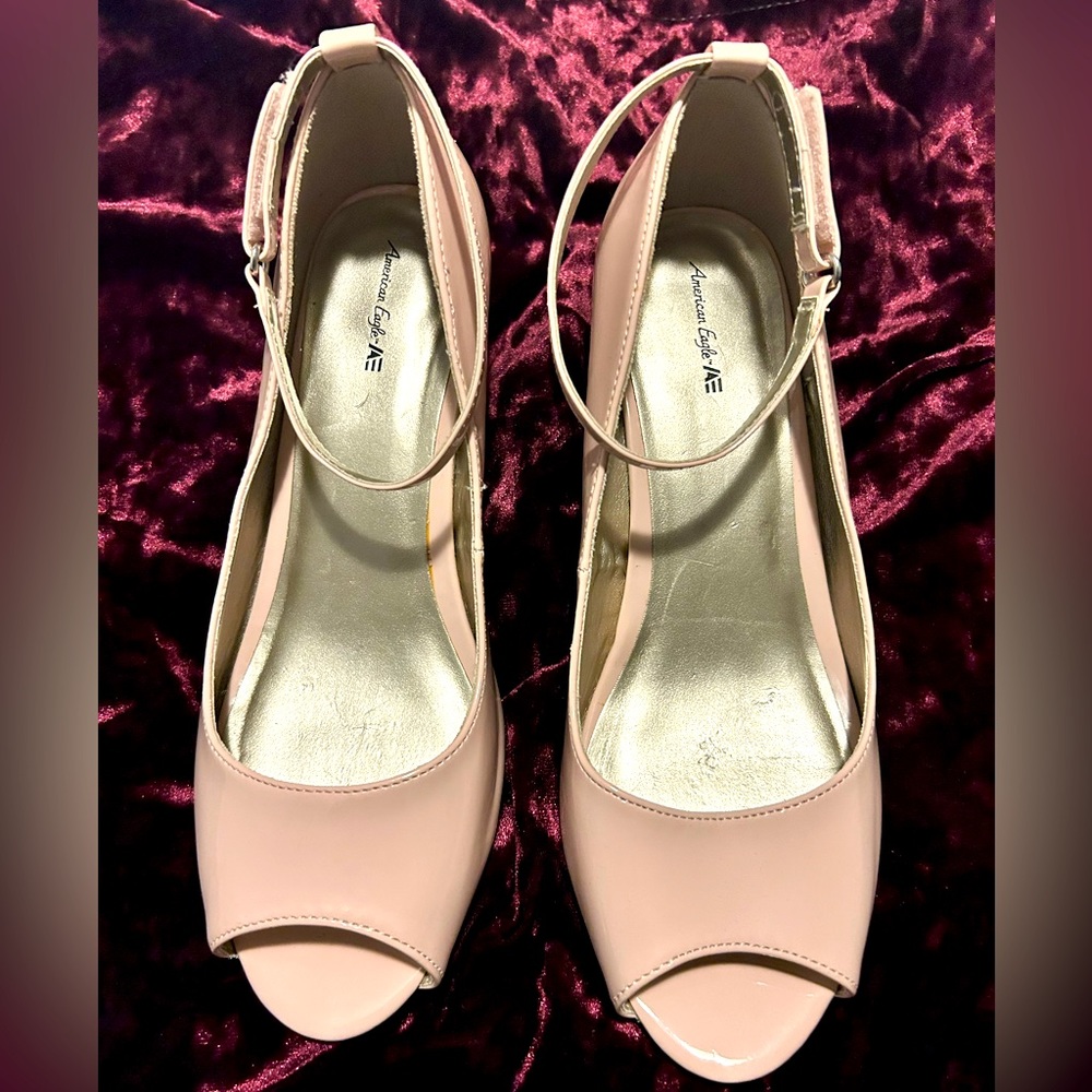 American Eagle heels size 6 youth (8 women)